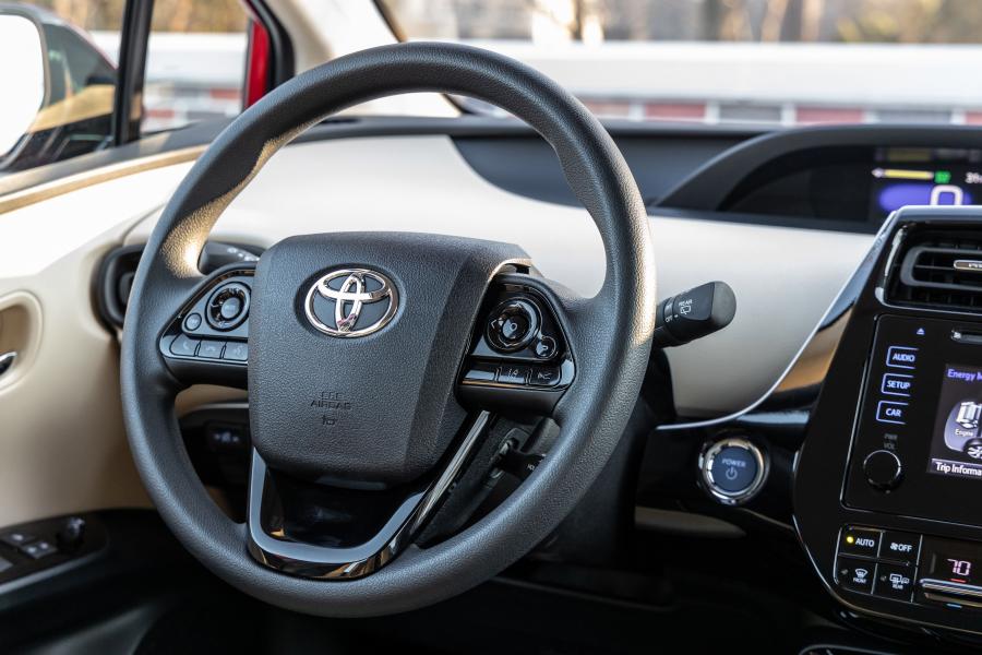 Детали интерьера Toyota Prius LE 2019 года  (NA) (фото 6 из 10)